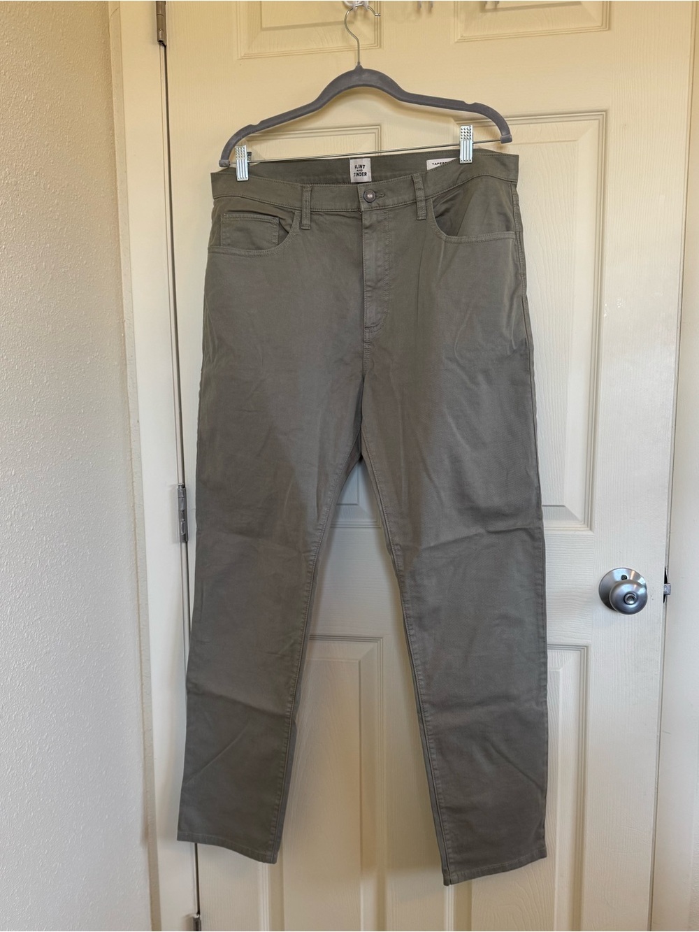 Men's Tapered Pants in Olive - Classic Everyday Style